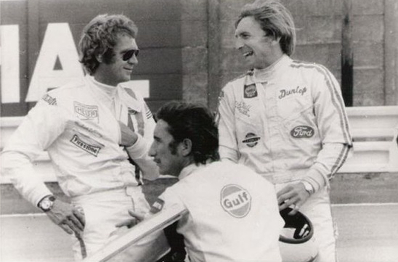 Steve McQueen avec Jo Siffert et Derek Bell. McQueen porte la combinaison de Siffert ainsi que sa Heuer Autavia