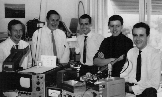 L'équipe du CEH qui a assemblé en 1967, le premier proto "Beta 1) de gauche à droite : Charles-André Dubois, technicien horloger, François Niklès, technicien horloger, Jean Hermann, ingénieur électronicien EPUL, Richard Challandes, technicien horloger, Charles Frossard, technicien horloger. photo : Armin H. Frei, LSM pour ieeeghn.org
