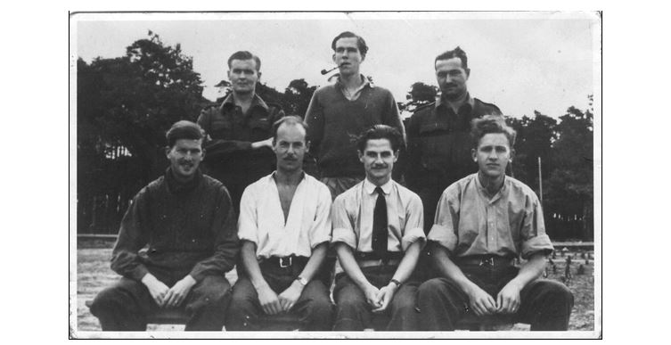 Jack William (3é en partant de la droite, premier rang) avec sa Rolex et ses compagnons prisonniers du Stallag Luft III