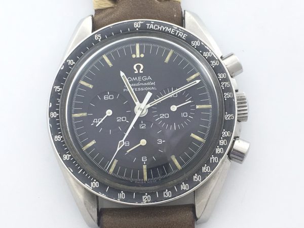 En illustration :
Une Speedmaster réf. 105.012 de 1965, avec aiguilles et lunette de service, déclarée pourtant comme 100% authentique.